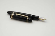 Montblanc-Meisterstuck-149-Classic-Black-Resin-3.jpg