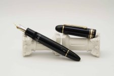 Montblanc-Meisterstuck-149-Classic-Black-Resin-1.jpg