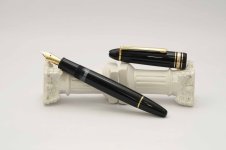 Montblanc-Meisterstuck-146-Classic-Black-Resin-1.jpg