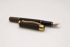 Pelikan-Ductus-P3110-Black-Gold-3.jpg