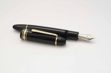 Montblanc-Meisterstuck-149-Classic-Black-Resin-2.jpg