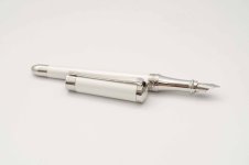 ST-Dupont-Liberte-White-Pearl-Lacquer-3.jpg