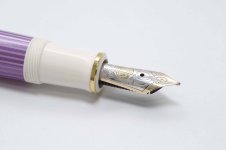 Pelikan-Souveran-M600-Violet-White-Special-Edition-4.jpg